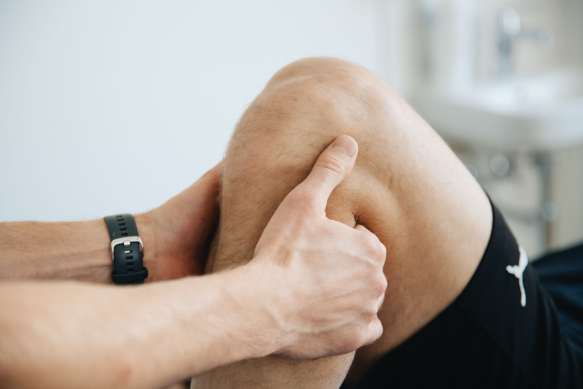 Kinesiólogo evaluando la rodilla de un paciente